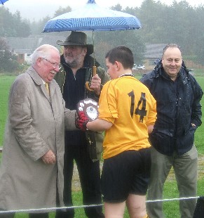 Bill Fraser presenting shield to John Fraser